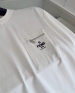 T-shirt bianco Fendi con tasca zip e logo, stile contemporaneo e sofisticato.