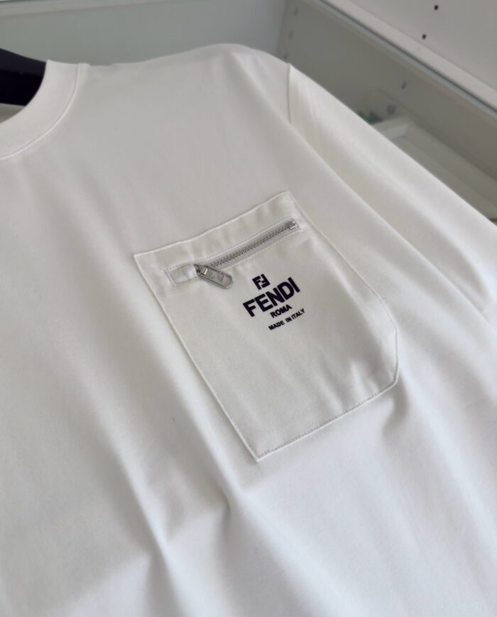 T-shirt bianco Fendi con tasca zip e logo, stile contemporaneo e sofisticato.