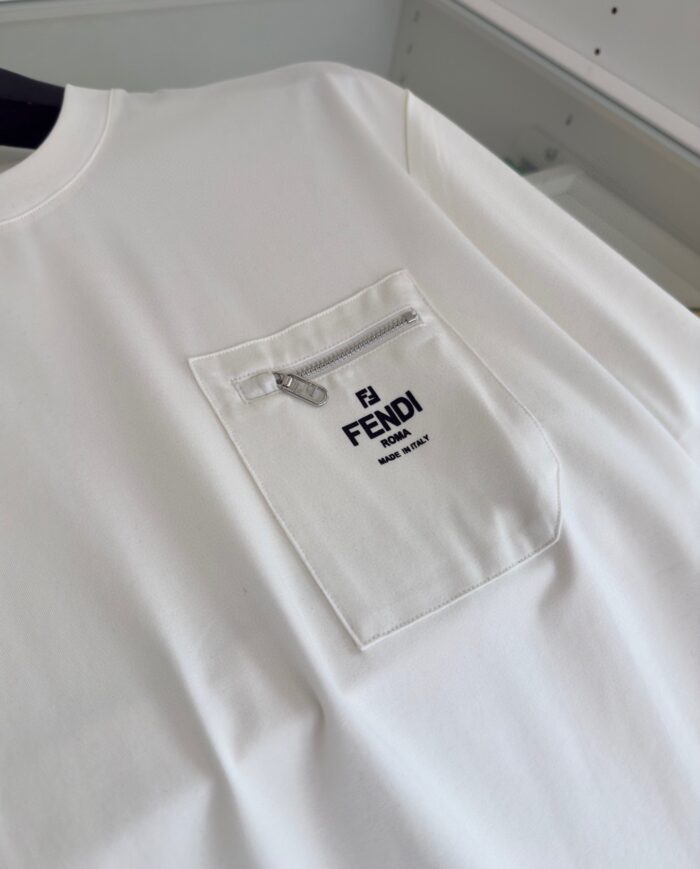 T-shirt bianca Fendi con tasca zip e logo nero, stile luxury minimalista e di tendenza.