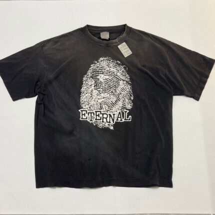 T-shirt nero oversize con impronta digitale dettagliata e scritta ETERNAL, stile minimalista e versatile.