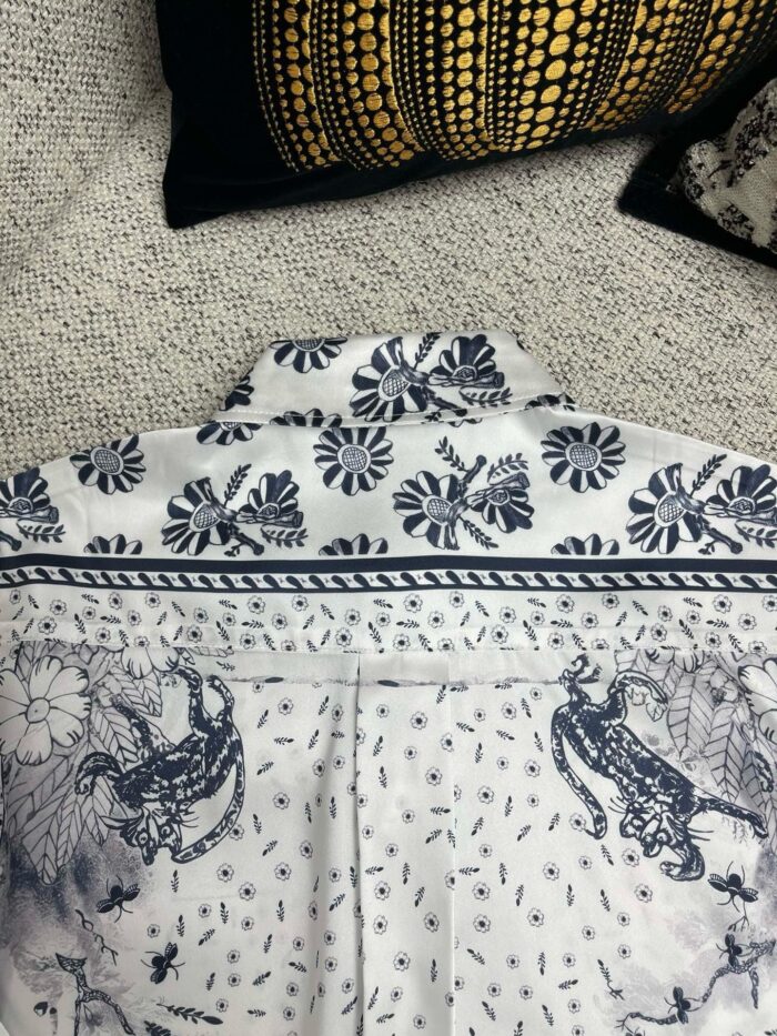 Camicia bianca con design floreali e ispirazioni naturali, vista posteriore elegante e dettagliata.