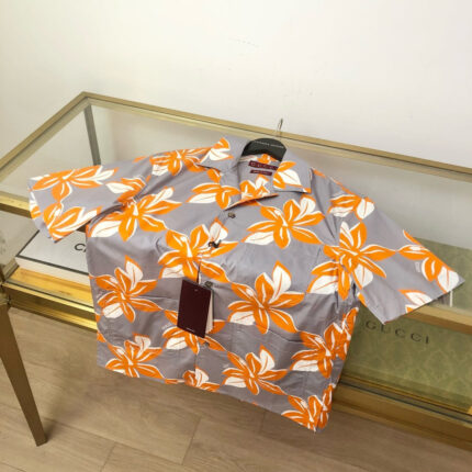 Camicia estiva a fiori arancioni e grigi, perfetta per look casual e rilassati.