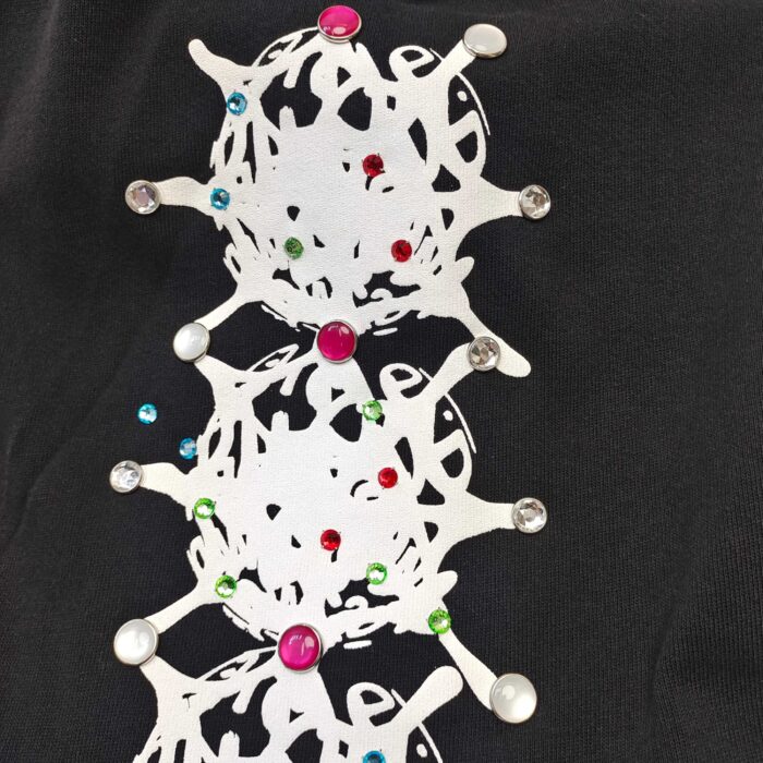 Motivi floreali in pizzo bianco con gemme colorate su sfondo nero, stile elegante e vivace.