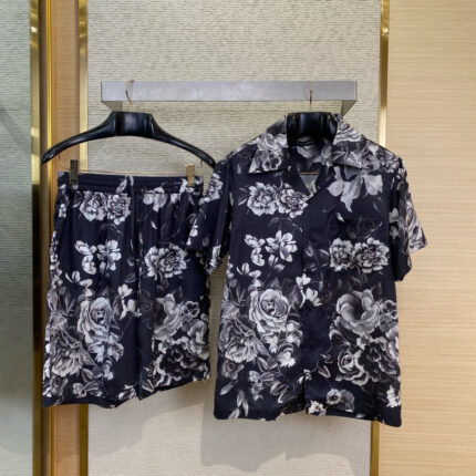 Completo estivo floreale bianco e nero: camicia corta e shorts casual, perfetti per il caldo.