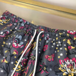 Pantaloncini estivi floreali con farfalle, stelle colorate e cintura elastica comoda.