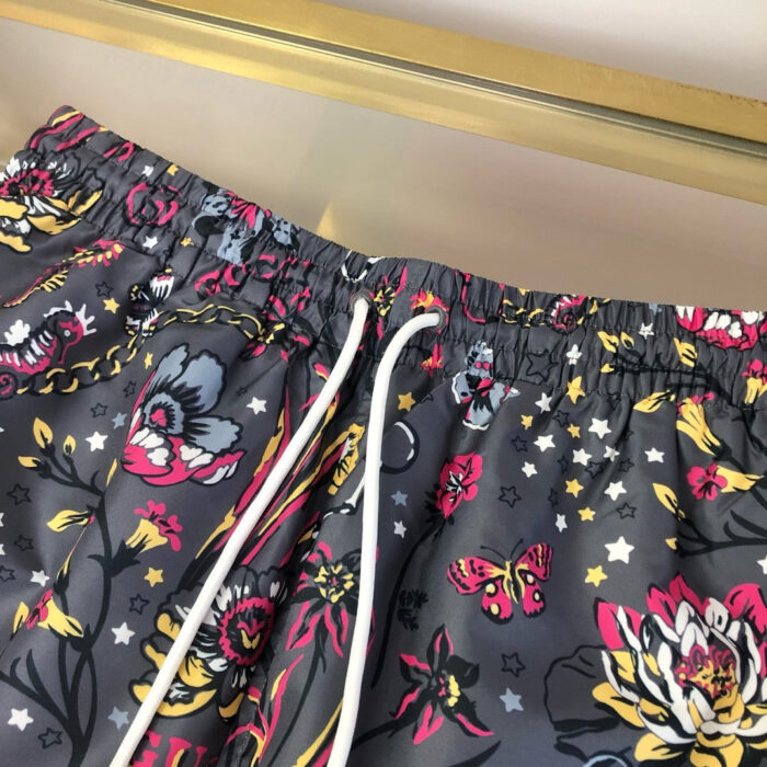 Pantaloncini estivi floreali con farfalle, stelle colorate e cintura elastica comoda.