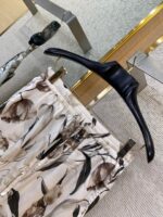 Pantaloni floreali in satin su gancio moderno, eleganti e delicati, ideale per uno stile sofisticato.