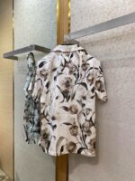 Camicie floreali estive in motivi naturali, stile casual e moderno, perfette per l’estate.