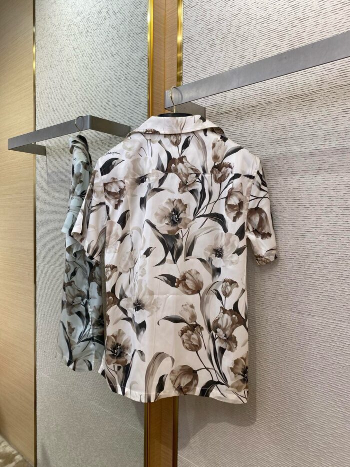 Camicie floreali estive in motivi naturali, stile casual e moderno, perfette per l’estate.