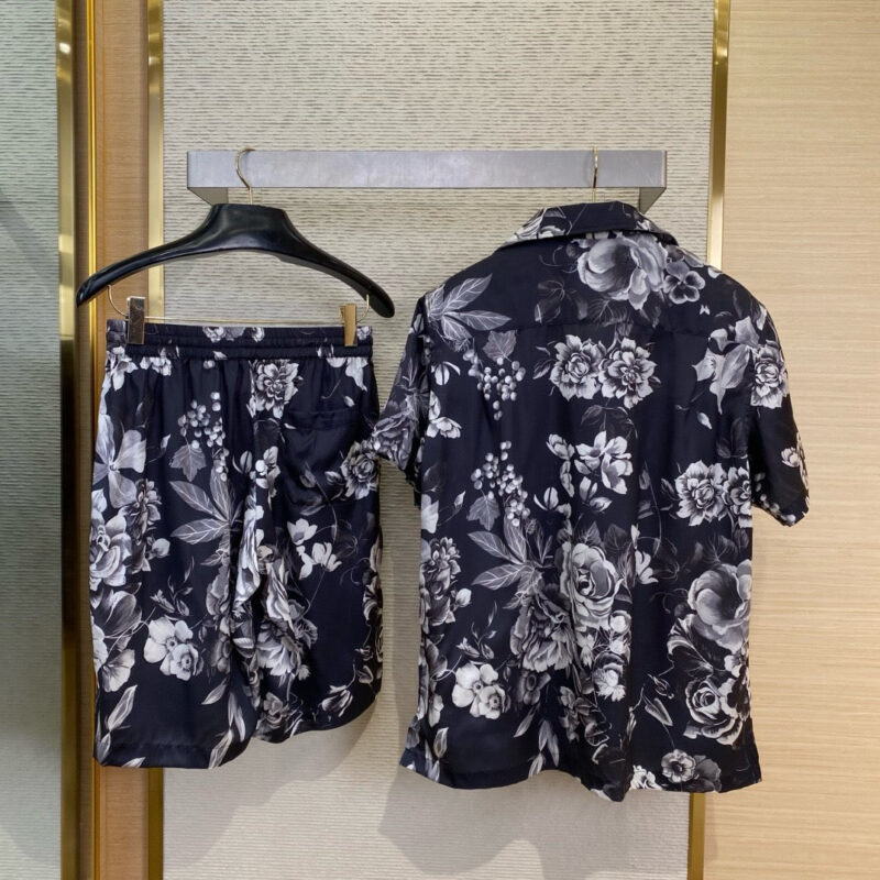 Set estivo coordinato donna con camicia e shorts a fiore bianco e grigio su nero.