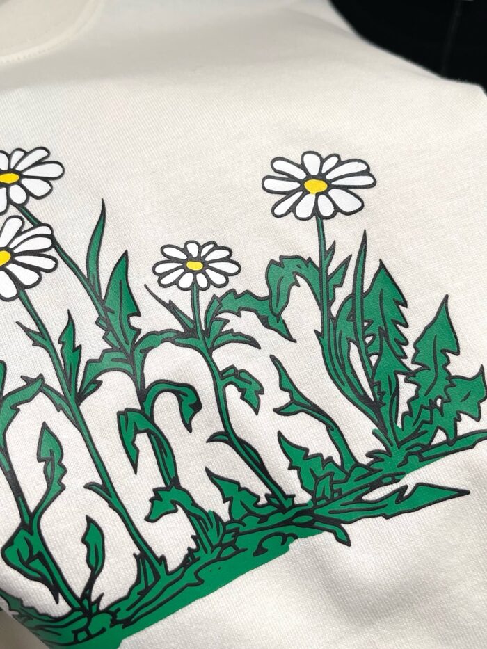 Design con la parola SORRY tra fiori e foglie verdi, stile naturale e giocoso.