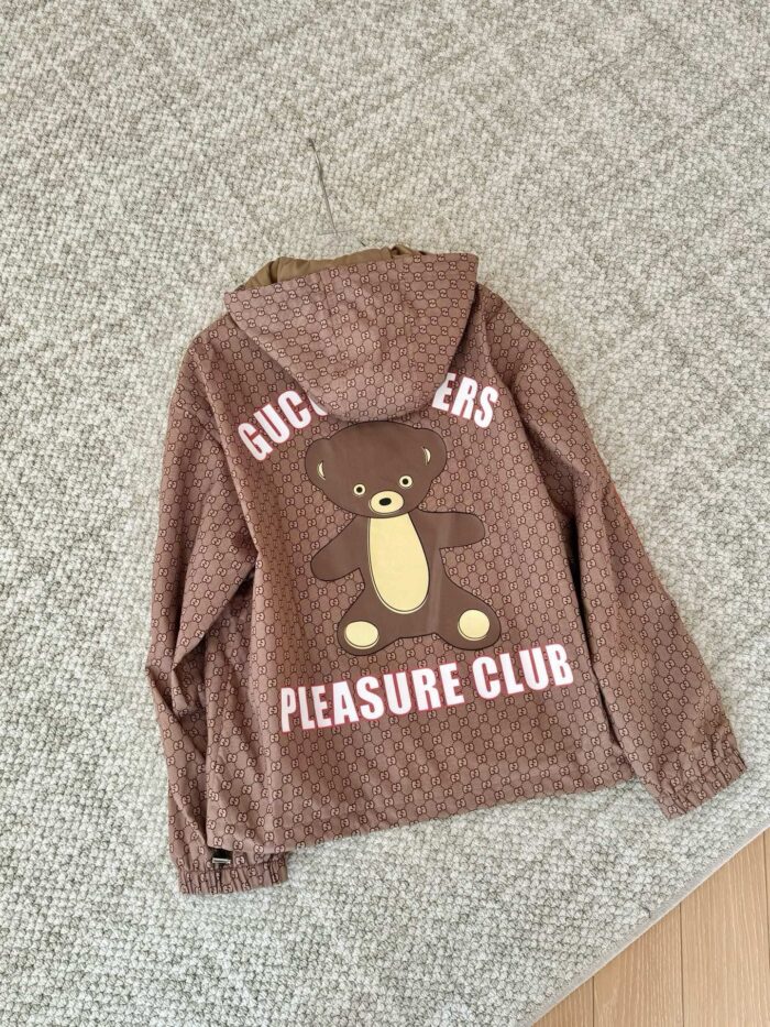 Giacca casual marrone con orso grafico e scritte pink “GUCCI SERVERS” e “PLEASURE CLUB”