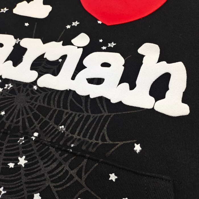 Maglietta nera con cuore, stelle, web e scritta mariah in stile giocoso e originale.