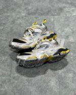 Sneakers futuristiche silver, gialle e nere, stile sportivo, comfort e ottima trazione.