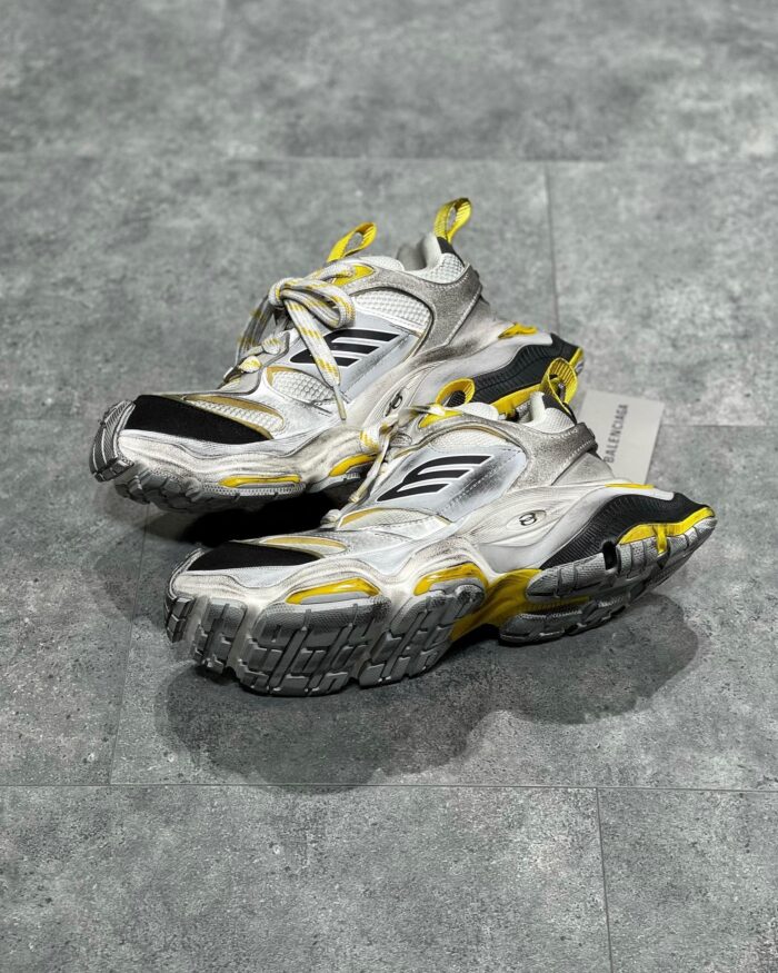 Sneakers futuristiche silver, gialle e nere, stile sportivo, comfort e ottima trazione.