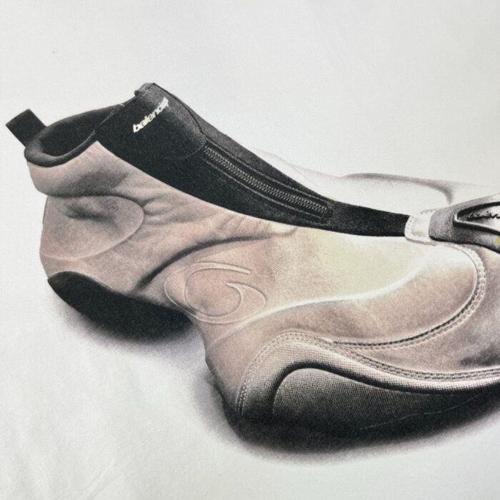 Sneaker futuristica con zip, design aerodinamico, suola curva e stile minimalista.