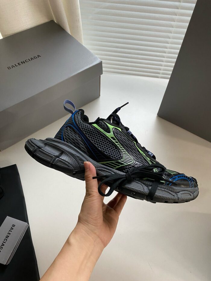 Sneaker moderna con dettagli neon, design atletico, materiali leggeri e stile urbano elegante.