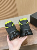 Sneakers futuristiche nere e gialle con design innovativo e materiali leggeri, perfette per lo stile casual.
