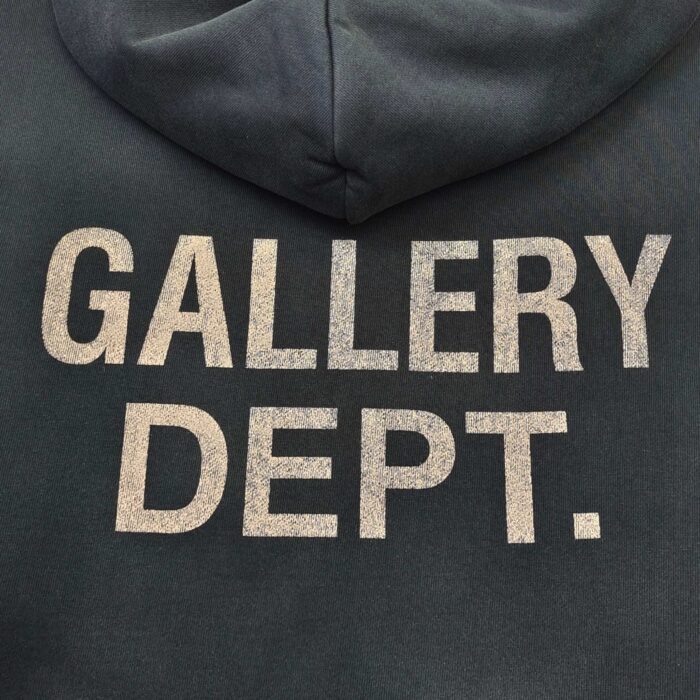 Felpa GALLERY DEPT. con logo metallico nero, stile streetwear elegante e moderno.