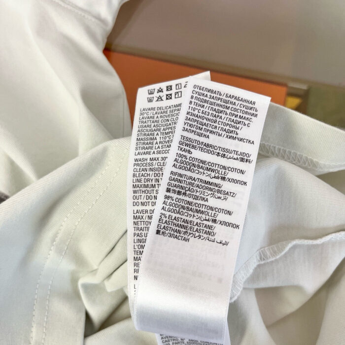 Dettaglio delletichetta di cura di un capo di abbigliamento.