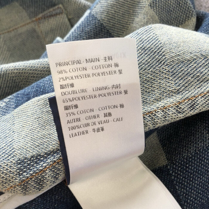 Etichetta di cura e composizione denim in cotone con istruzioni in italiano e inglese.