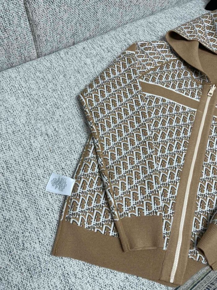 Giaccone marrone geometrico con cappuccio e tasche, stile moderno e caldo.