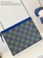Borsa clutch geometrica con motivo checkered blu e verde, cinturino pratico, stile moderno e versatile.