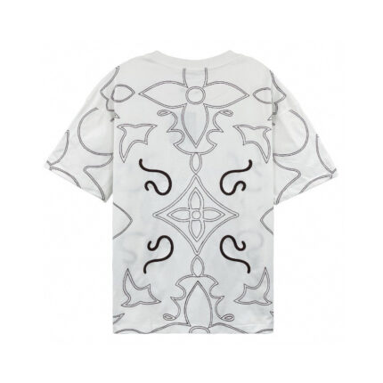T-shirt bianco con design geometrico e artistico sul retro, stile moderno e originale.