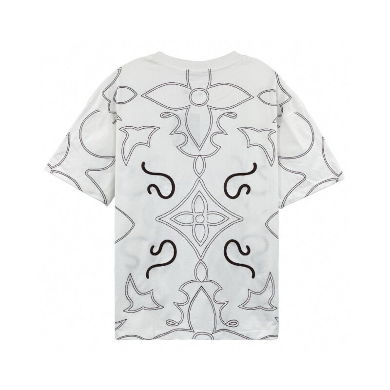 T-shirt bianco con design geometrico e artistico sul retro, stile moderno e originale.