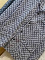 Blazer maschile doppio petto con motivo geometrico grigio e blu elegante e sofisticato.
