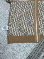 Maglione geometrico marrone e crema con zip, morbido e caldo per linverno.