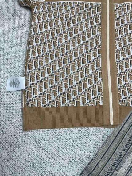 Maglione geometrico marrone e crema con zip, morbido e caldo per linverno.