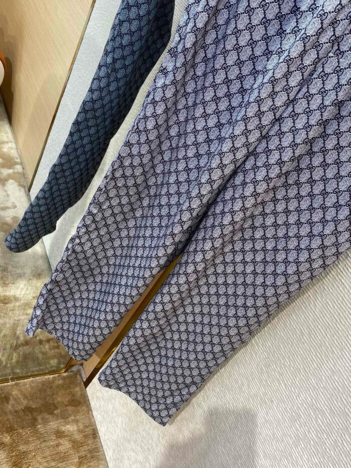 Pantaloni geometrici blu con gradiente, tessuto leggero e stile versatile per ogni occasione.