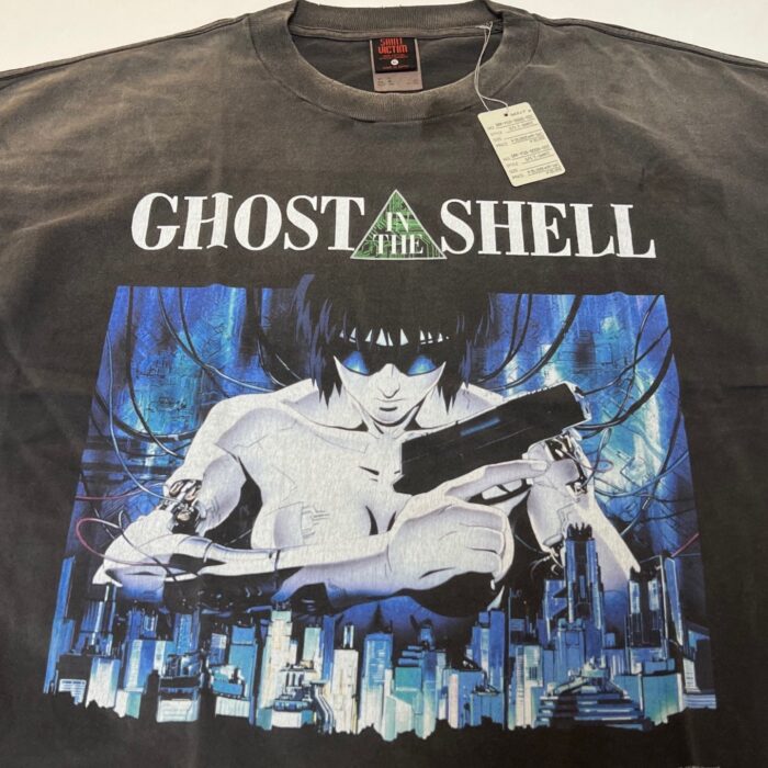 Maglietta nero Ghost in the Shell con personaggio cyberpunk e città futuristica, perfetta per fan anime.