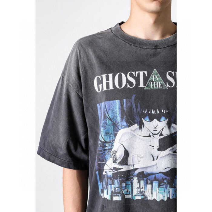 Maglietta oversize Ghost in the Shell con grafica cyberpunk e stile urbano, perfetta per streetwear.