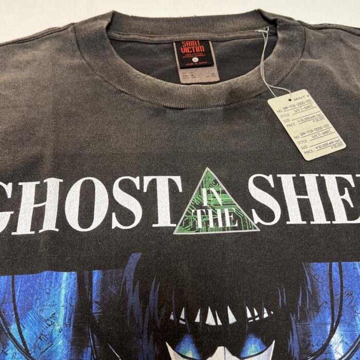 Maglietta Ghost in the Shell, stile cyberpunk, personaggio futuristico, design minimalista.
