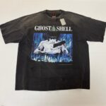 Maglietta nera Ghost in the Shell con grafica cyberpunk e logo in stile urban.
