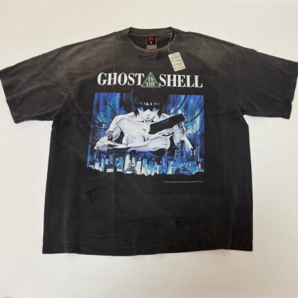 Maglietta nera Ghost in the Shell con grafica cyberpunk e logo in stile urban.