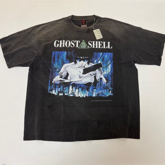 Maglietta nera Ghost in the Shell con grafica cyberpunk e logo in stile urban.