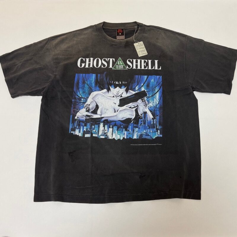 Maglietta nera Ghost in the Shell con grafica cyberpunk e logo in stile urban.