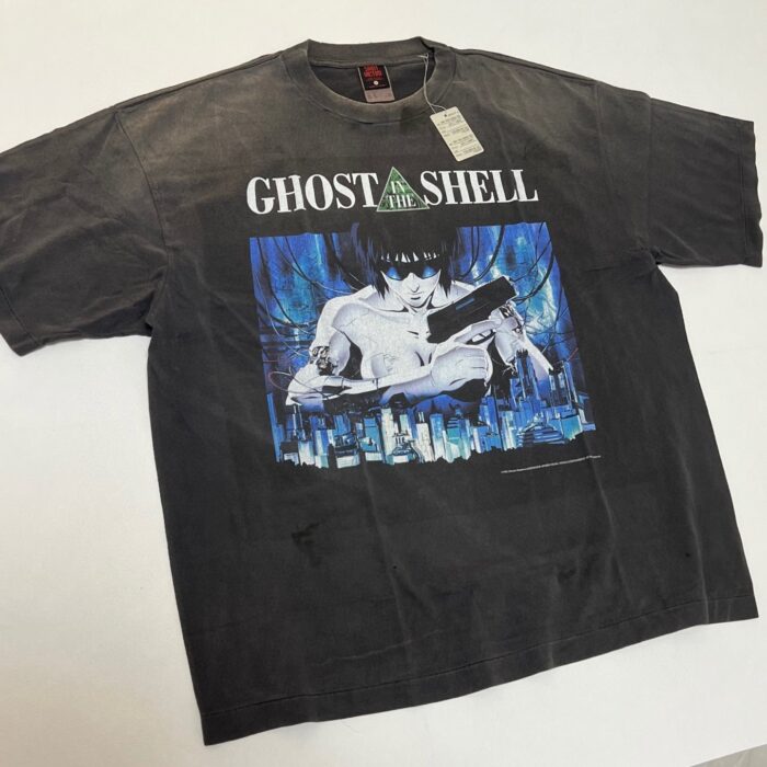 T-shirt nera vintage Ghost in the Shell, design cyberpunk e lettering audace, perfetta per fan anime.