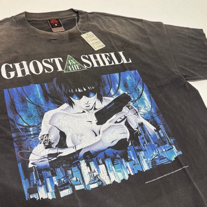 Maglietta vintage nera Ghost in the Shell con grafica cyberpunk e logo verde.