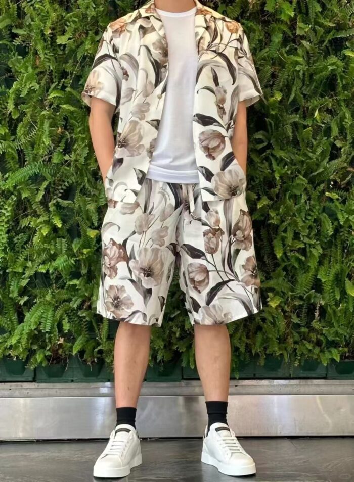 Giovane Uomo In Outfit Estivo Floreale In Piedi Tra Foglie Verdi Stile Casual E Trendy