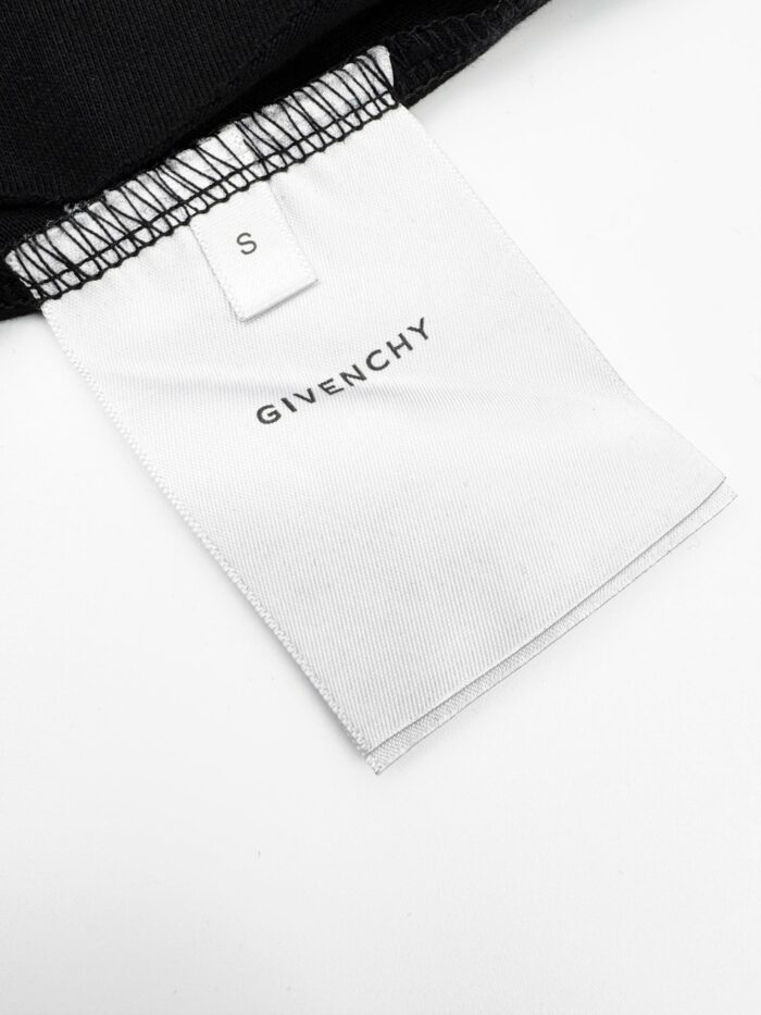 Etichetta Givenchy su tessuto nero, tag elegante e di alta qualità.
