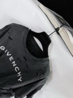 Maglietta Givenchy nera distressed streetwear con logo bianco, stile urbano e fashion 2024.
