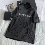 Maglietta Givenchy distressed con logo bianco, stile urban e design audace, perfetta per look moderni.