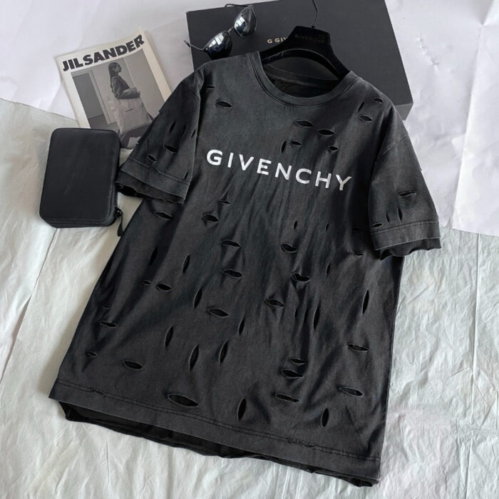 Maglietta Givenchy distressed con logo bianco, stile urban e design audace, perfetta per look moderni.