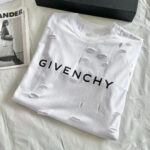 Maglietta Givenchy bianca con logo, stile distressed e design moda contemporanea.