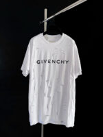 T-shirt bianca Givenchy con logo, distressed, stile streetwear elegante e casual.