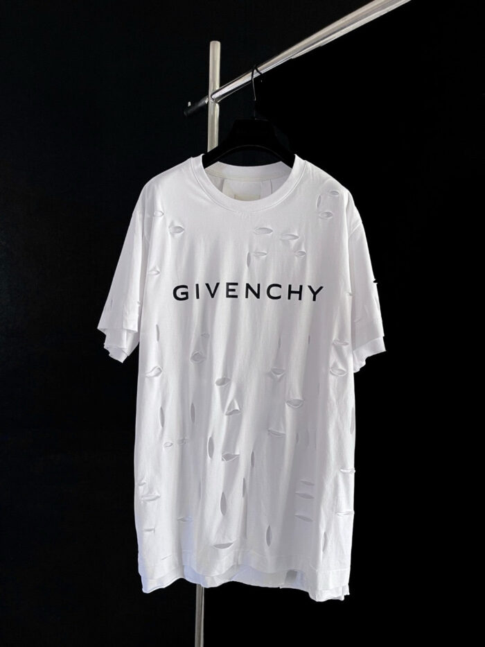 T-shirt bianca Givenchy con logo, distressed, stile streetwear elegante e casual.